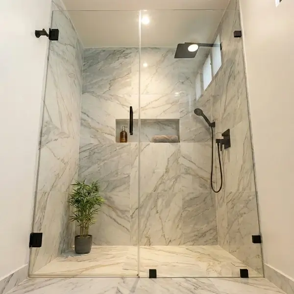 División de baño en vidrio templado sistema batiente de lujo