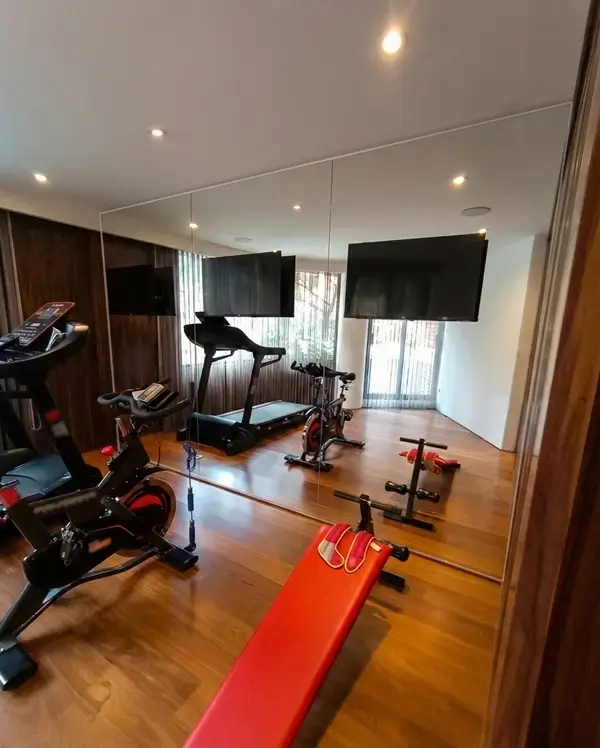 Pared de espejos de gran formato para gimnasio y hogar