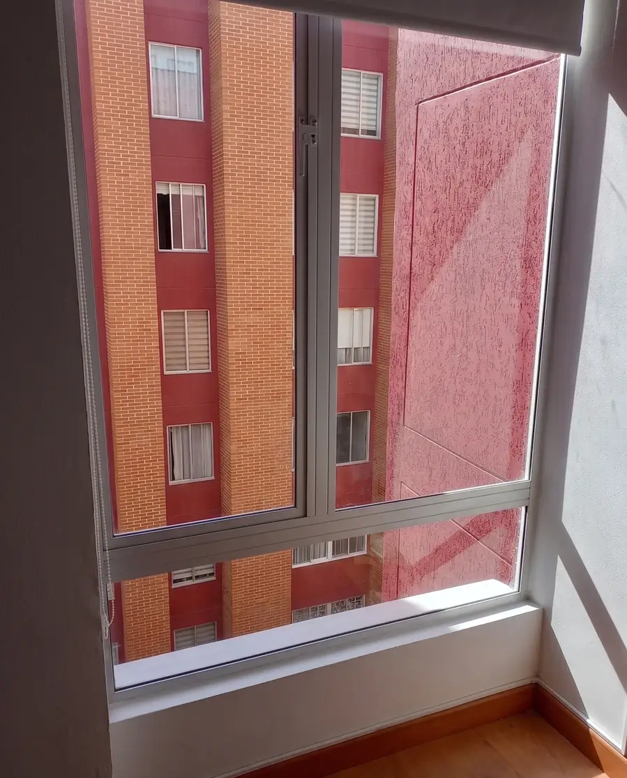 Ventana corredera estándar en aluminio blanco