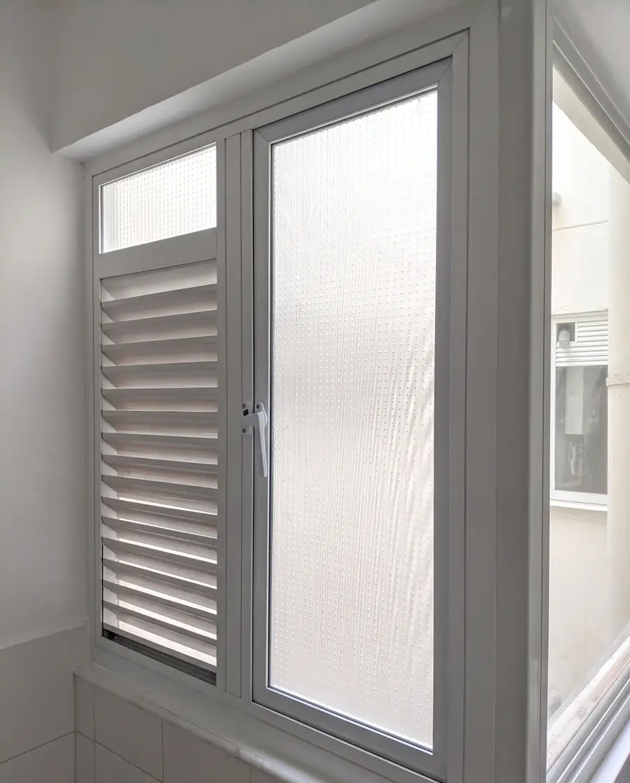 Ventana de aluminio con persiana integrada