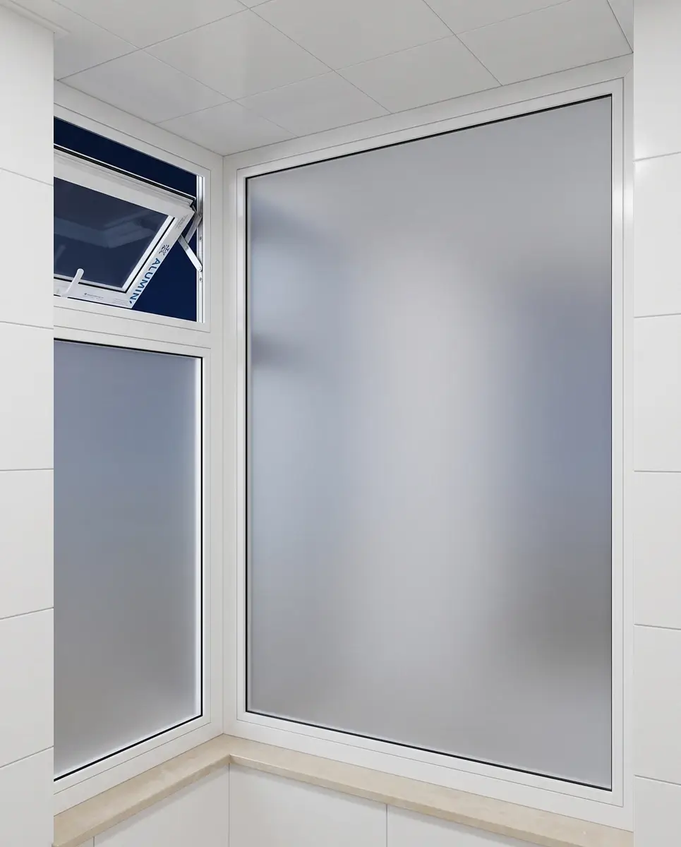 Ventana de aluminio con vidrio esmerilado