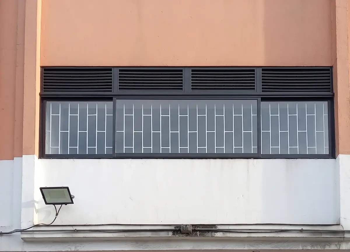 Ventana proyectante de aluminio negro